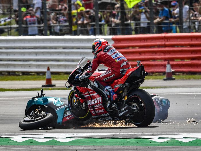 Quartararo terjatuh usai menutup gas secara agresif di tikungan pertama, demi menghindari Rins