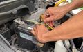 Cara Ganti Aki Mobil Tanpa Alami Reset Memori, Siapkan Dua Benda Ini