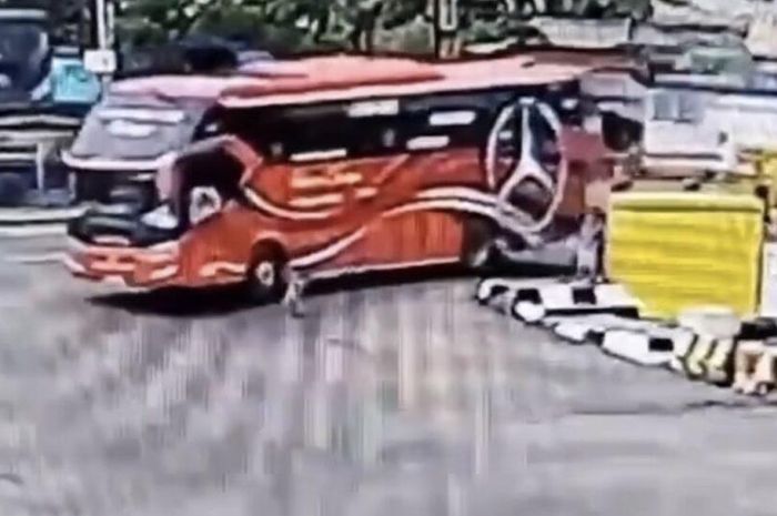 Bicah terlindas bus saat meminta klakson telolet di Merak, Banten.