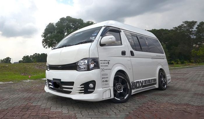 Modifikasi Toyota HiAce bergaya racing yang datang dari Malaysia