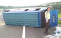 Isuzu Elf Melintang di Tol Ungarn-Bawen, Terguling di Kecepatan Tinggi