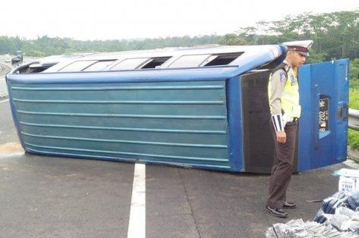 Isuzu Elf terguling di tol Ungaran-Bawen