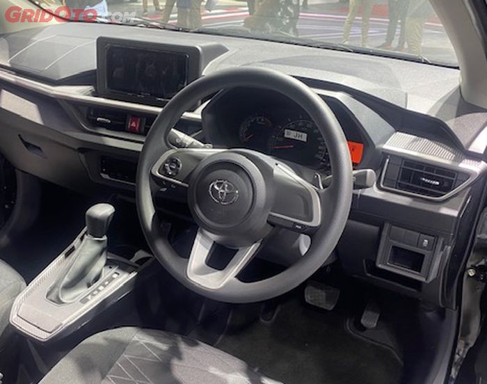 Setir Toyota Agya tipe G sudah dibekali paddle shift dan multifunction steering switch.