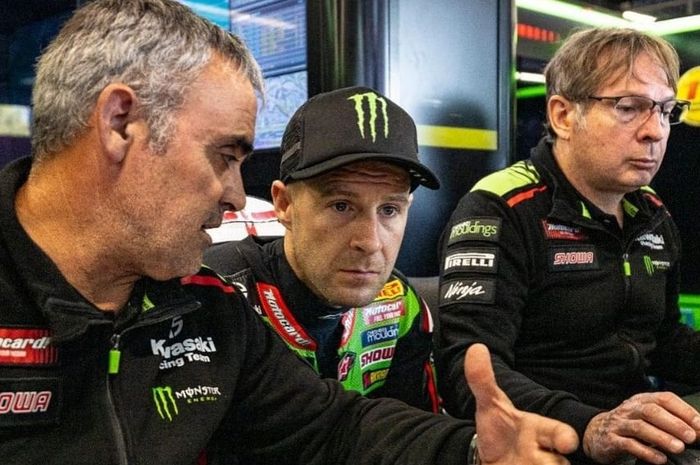 Jonathan Rea (tengah) wajib menang di WSBK Portugal 2022