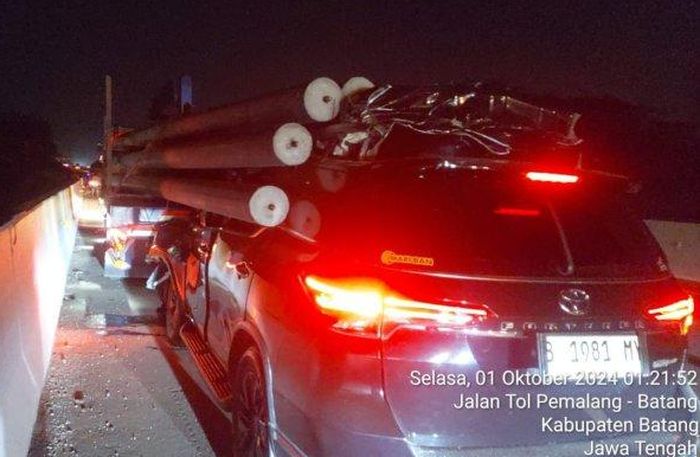 Toyota Fortuner isi Kapolres Boyolali dan dua polisi lainnya terkoyak di Tol Batang usai tusuk truk muat tiang listrik