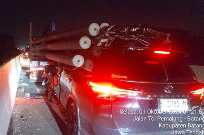 Toyota Fortuner isi Kapolres Boyolali dan dua polisi lainnya terkoyak di Tol Batang usai tusuk truk muat tiang listrik