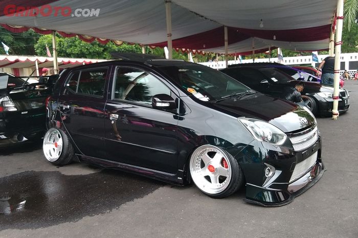 Toyota Agya dengan kelir soft bunglon 4 warna