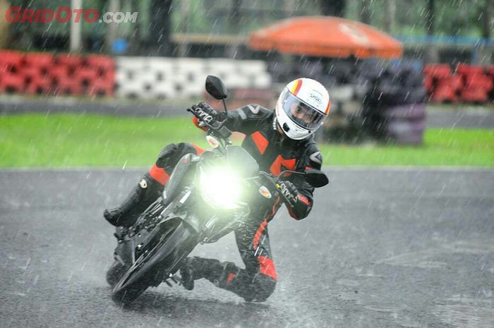 Riding dalam kondisi hujan butuh persiapan