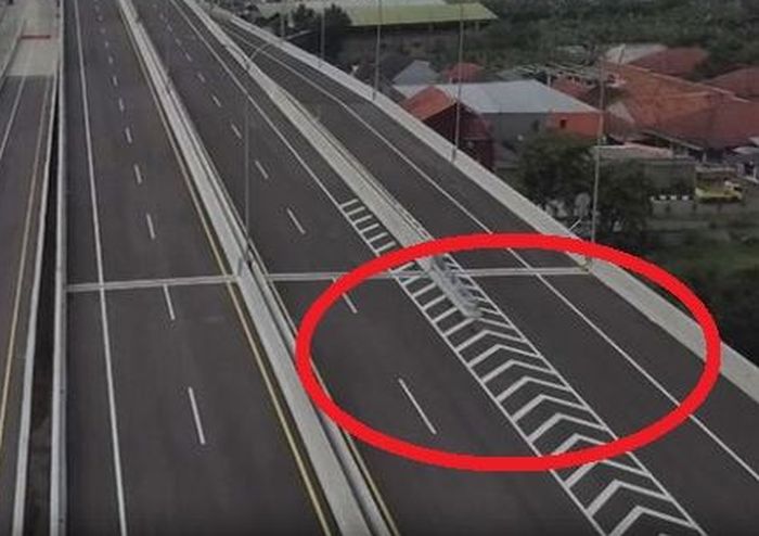 penampakan marka garis-garis mengerucut di jalan tol bernama marka chevron, ketahui fungsinya.