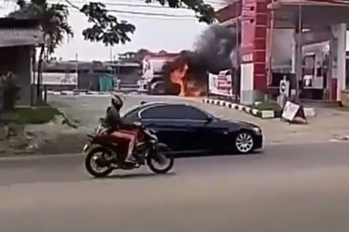 Mobil tangki Pertamina terbakar di SPBU Ciater