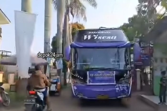 Bus telolet yang viral di Depok diburu oleh polisi untuk ditilang