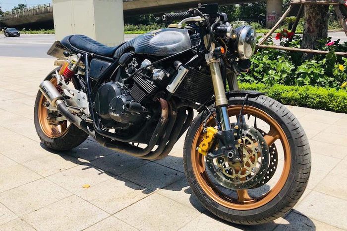 Honda CB400SF Jadi Cafe Racer