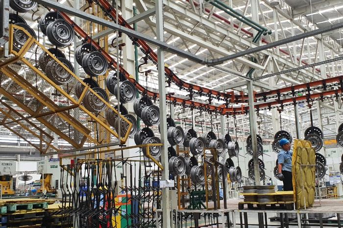 Proses produksi pelek di Pabrik Pako Group