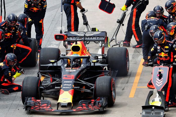 Red Bull tampaknya masih bingung, tahun depan tetap pakai mesin Renault atau beralih ke mesin Honda