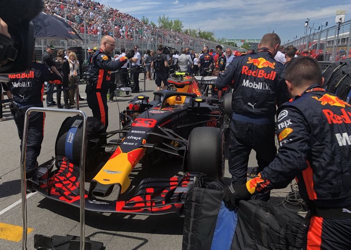 Balapan di GP F1 Kanada, Daniel Ricciardo terancam kena penalti mundur posisi start jika mobilnya mengalami penggantian komponen, untunglah hal itu tidak terjadi