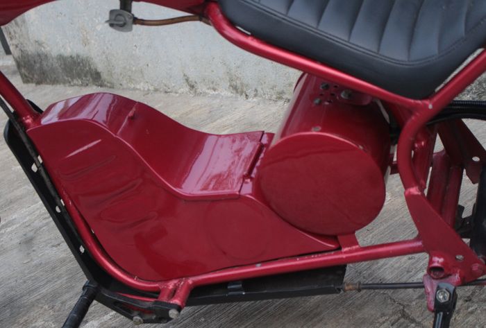 Terpasang dua buah box penyimpanan sebagai bagasi dan tempat aki pada chopper basis Honda Vario lawas