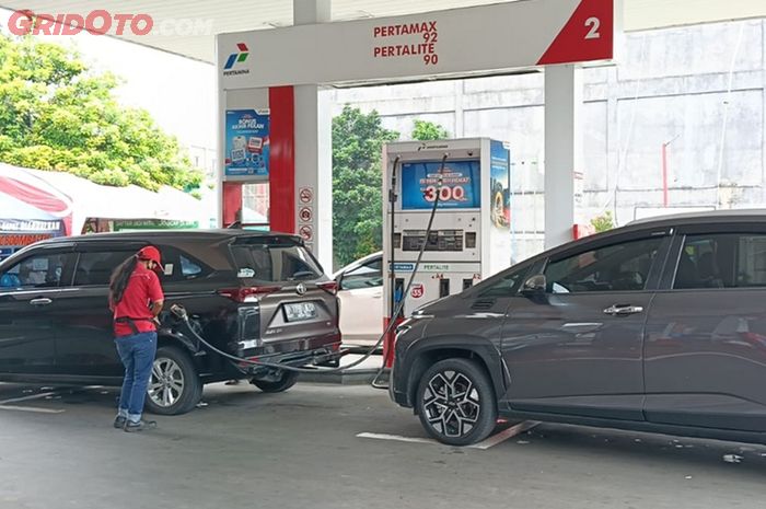 Ilustrasi isi BBM di SPBU Pertamina