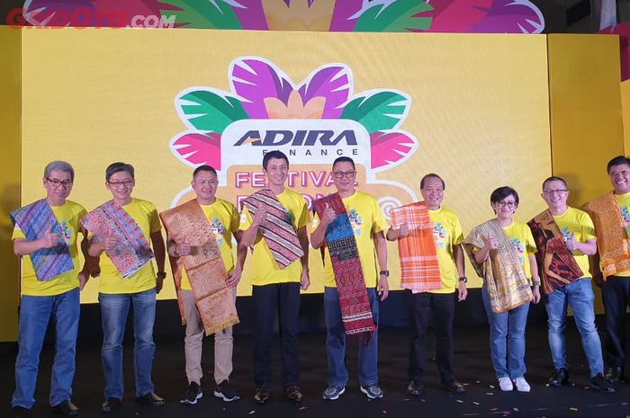 Jajaran manajemen Adira meresmikan gelaran Adira Festival Pesona Lokal 2019.