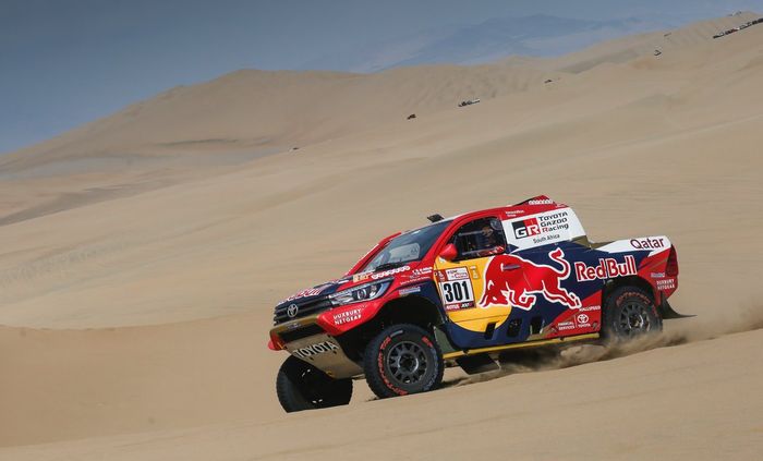 Nasser Al-Attiyah kehilangan posisi puncaknya pada hari kedua Reli Dakar 2018 di Pisco, Peru