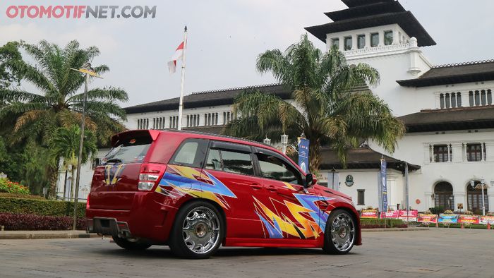 Suzuki Grand Vitara Kap Mesin Ngambang,  8 TV Ditanam, Merah Bikin Elegan
