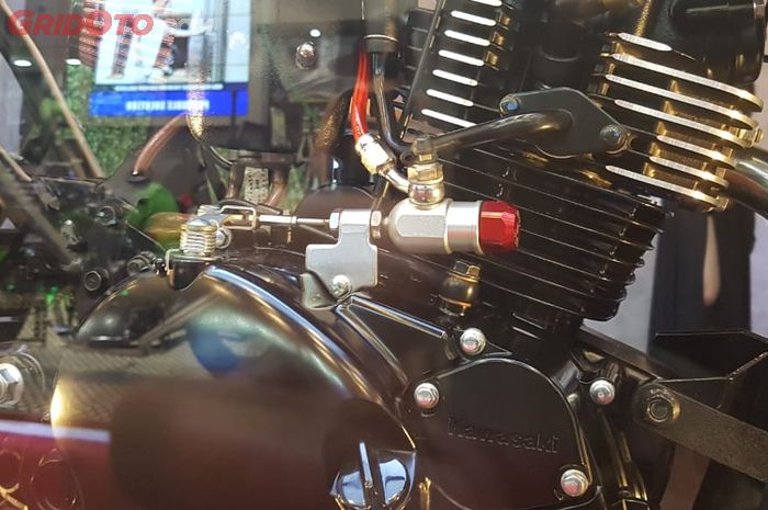 Posisi batang besi piston hidrolik harus sejajar agar aman dari risiko bocor