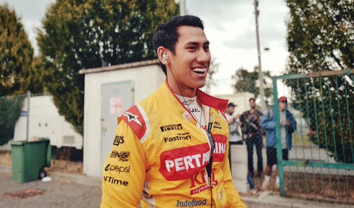 Sean Gelael dengan baju balap yang didominasi warna kuning, akankah tahun depan berubah jadi merah atau tetap kuning seperti selama ini?