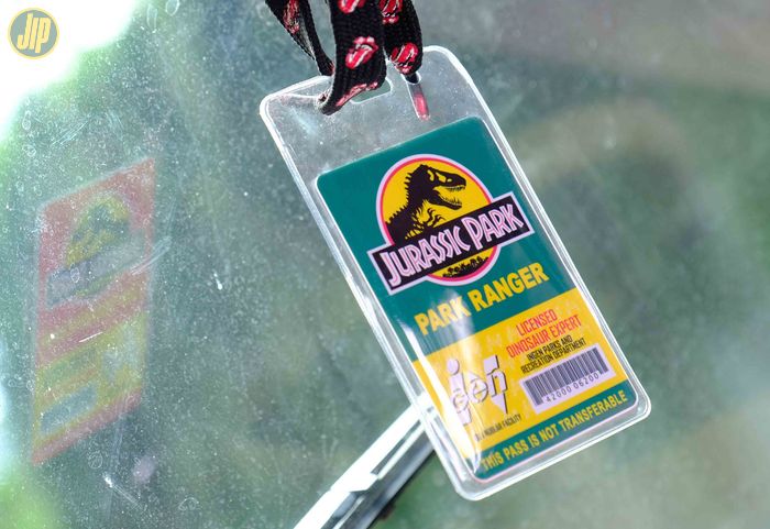 ID Card karyawan Jurassic Park juga ikutan diburu oleh Albert. 