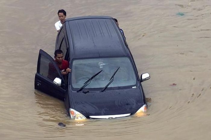 Ilustrasi mobil terobos banjir