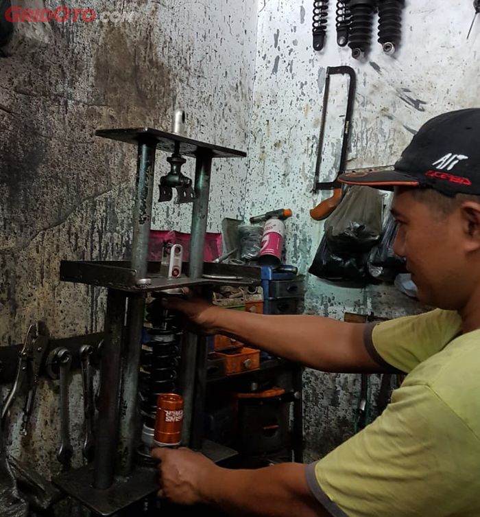 Proses bongkar sokbreker sebelum diservis