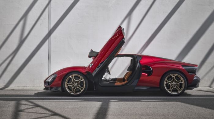 Bodi Alfa Romeo 33 Stradale dibentuk cantik oleh Carrozzeria Touring Superleggera.