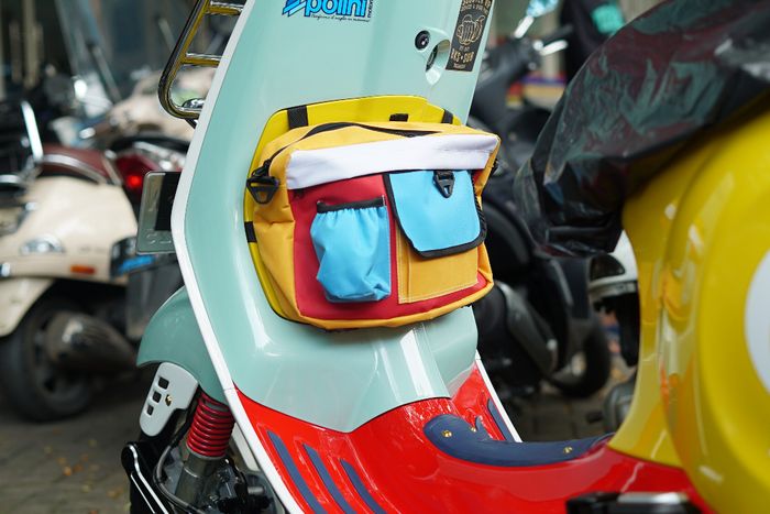 Tas custom dengan warna senada bodi ini dibuatkan khusus untuk Vespa Primavera Sean Wotherspoon milik Awkarin, warnanya cucokkk...