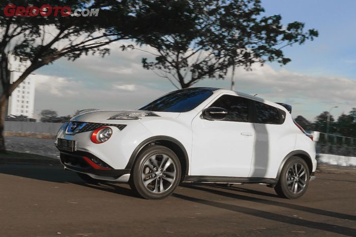 Nissan Juke memiliki karakter suspensi yang mirip dengan Honda HR-V 1.5 E CVT hanya saja ia lebih se