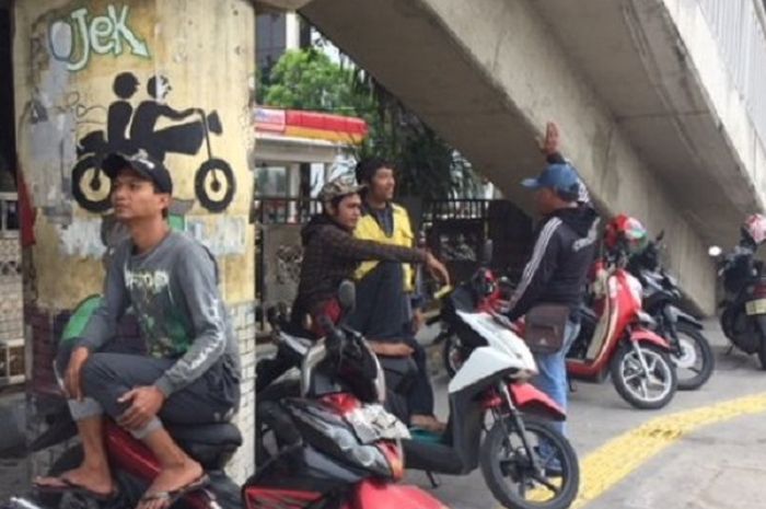 Ilustrasi. Wawan (31) bersama sejumlah rekannya sesama pengemudi ojek pangkalan saat ditemui di kawa