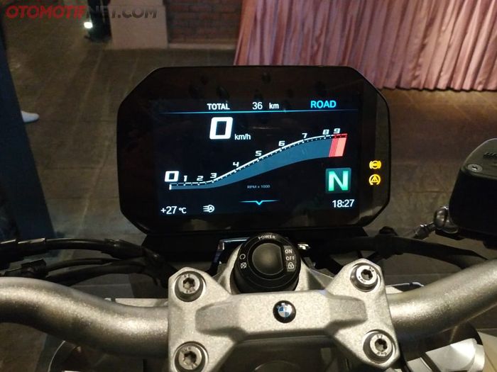 Panel instrument F 900 R berupa layar TFT 6,5 inci, seperti di hampir seluruh line up BMW Motorrad