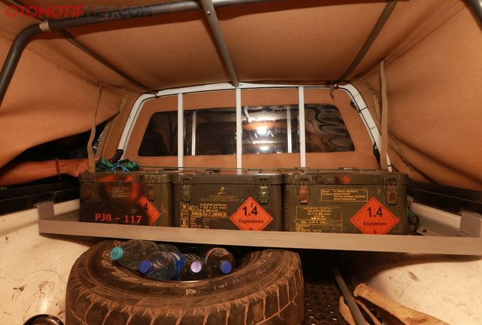 Saat Toyota Hilux ini dipakai kemping keluarga, bak diisi berbagai perlengkapan kemping.