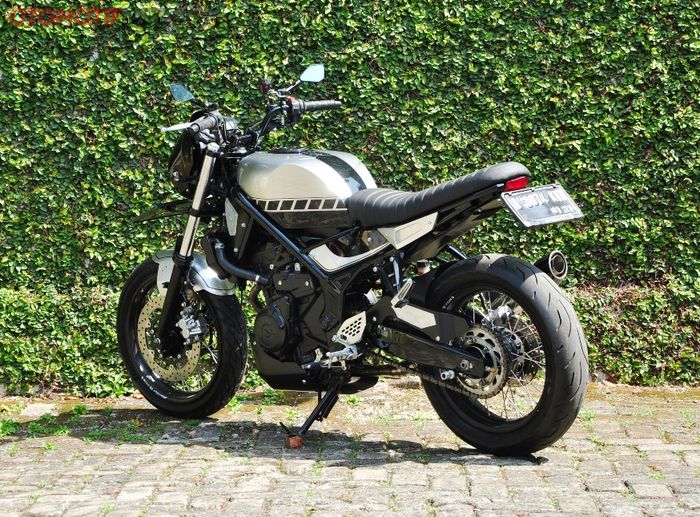 Rem depan MT-25 ini jadi double disc, tabung sok kiri pakai sebelah kanan baru yang sedikit dimodifikasi