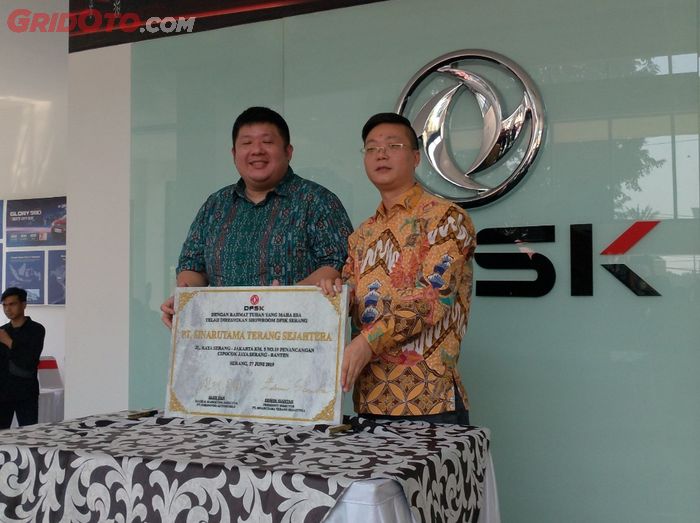 Edward Deng, Sales Dept. Head PT Sokoindo Automobile, dan Edwin Siantar, Presiden Direktur PT. Sinarutama Terang Sejahtera (DFSK Serang) meresmikan diler DFSK baru di Serang, Banten.