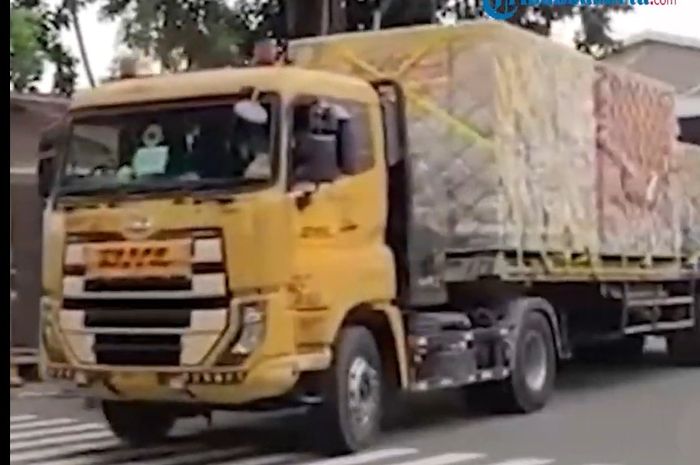 Logistik Formula E diangkut menggunakan truk container.