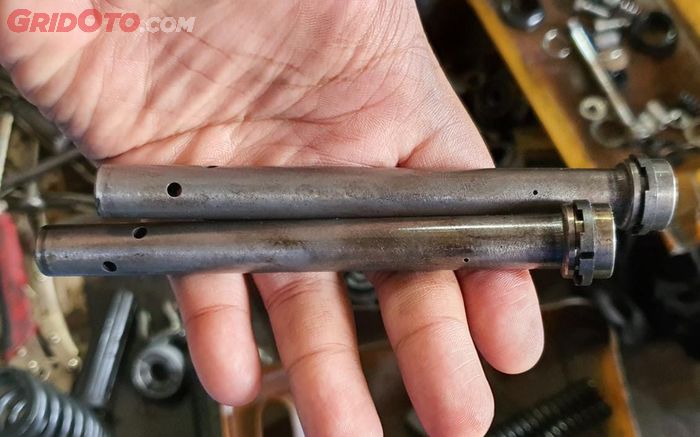 Ilustrasi sulingan atau piston fork sokbreker, diubah lubangnya agar reboundnya jadi lambat 