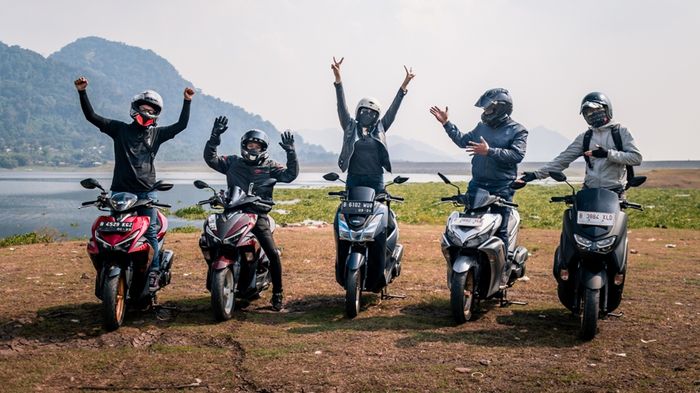 Angela Lorenza bersama teman-teman rider Maxi Yamaha saat di Parang Gombong