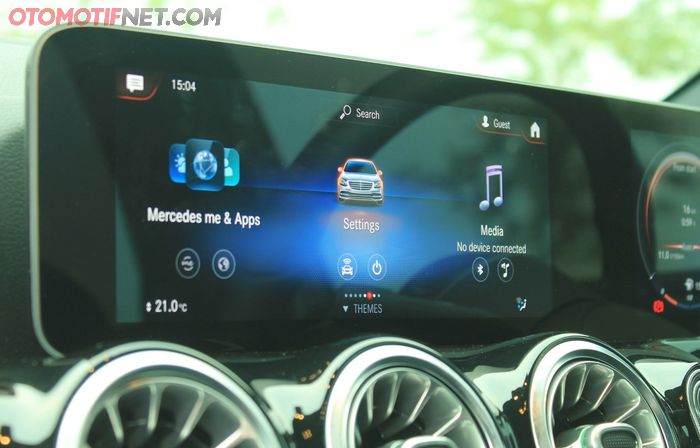 Teknologi teranyar, MBUX atau Mercedes-Benz User Experience diterapkan disini. MBUX ini adalah sistem multimedia yang intuitif hadirkan grafis yang menarik.
