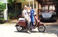 Terharu! Sang Ayah Diberi Vespa Primavera Edisi Spesial Oleh Artis Ayu Dewi
