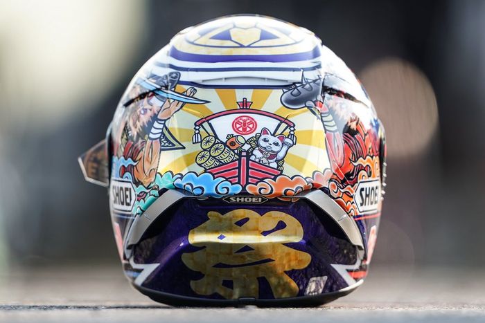 Ada Maneki Neko di bagian belakang helm Marc Marquez