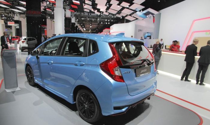 Penampakan dari belakang Honda Jazz