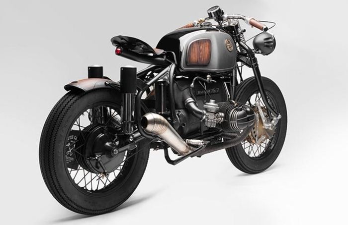 Subframe dan suspensi belakang yang mengacu gaya motor BMW klasik