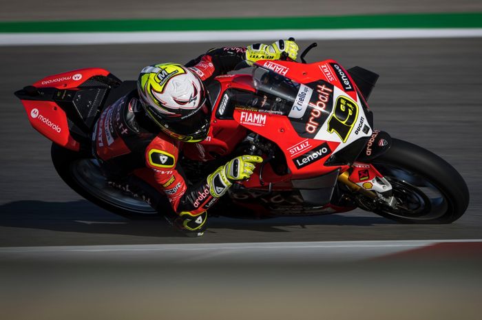 Alvaro Bautista berhasil hentikan Toprak Razgatlioglu raih tiga kemenangan beruntun di hasil Race 2 WSBK Portugal 2022