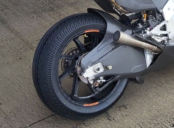 Bradl juga menggunakan sistem pengereman roda belakang dengan ventilated disk dan juga sistem pendingin kaliper yang mengalirkan angin dari sisi bawah dari swingarm