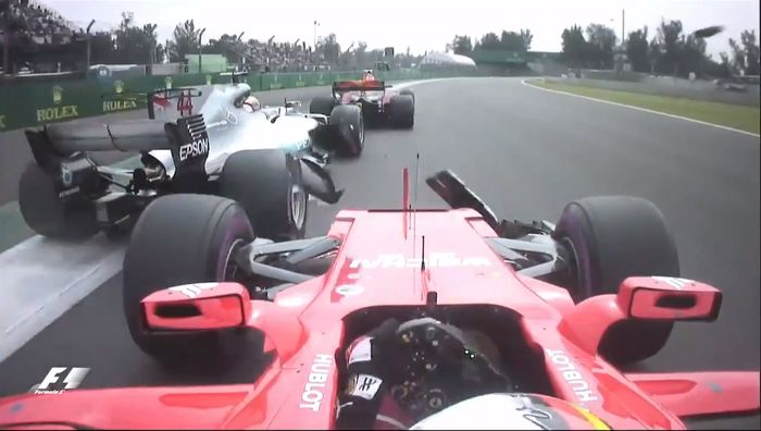 Sebastian Vettel sempat bentrok dengan Lewis Hamilton tak lama setelah start GP F1 Meksiko 2017