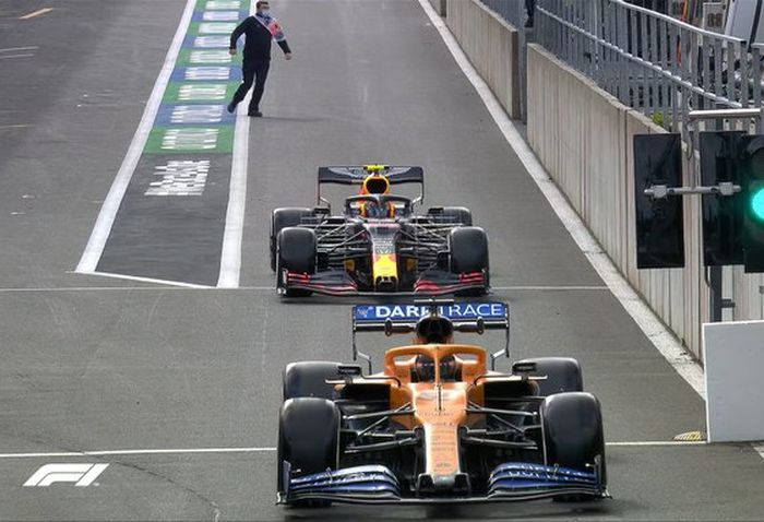 Calros Sainz (McLaren) dan Alexander Albon (Red Bull) langsung turun ke lintasan di awal sesi FP1 F1 Belgia 2020