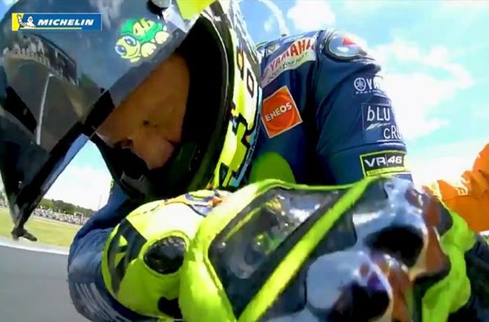 Valentino Rossi frustrasi dan menangis harus tersungkur saat duel sengit lawan Maverick Vinales di MotoGP Prancis 2017